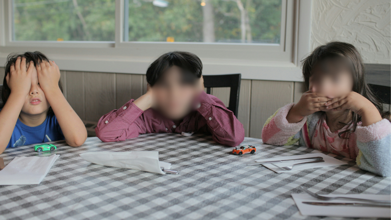 5 Tips Mengatasi Anak Rewel dan Cengeng di Tempat Umum 