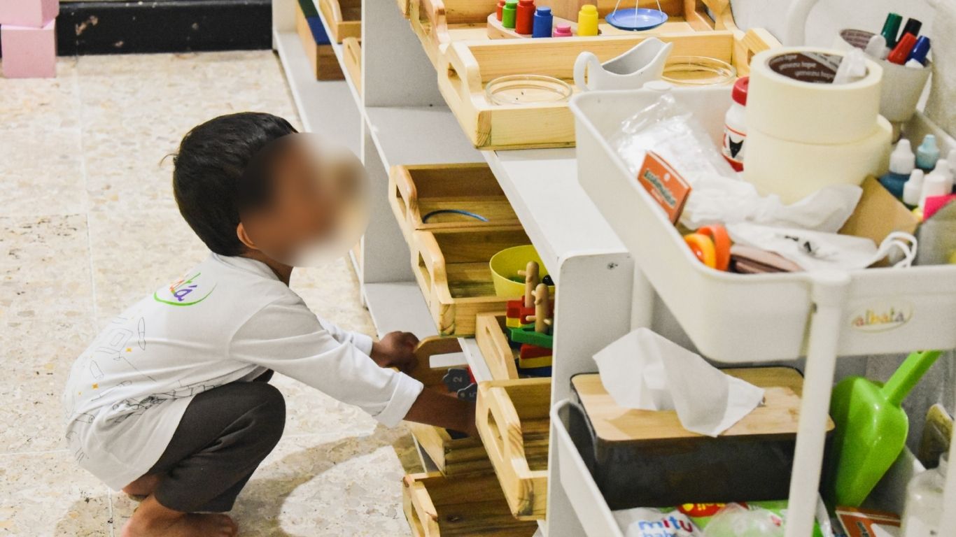 Apa Perbedaan Karakter Pop Up Class Albata Jika Dibandingkan Sekolah Umum?